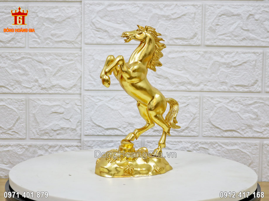 Bề mặt pho tượng ngựa được dạt vàng 24k với màu sắc sang trọng và nổi bật nhất